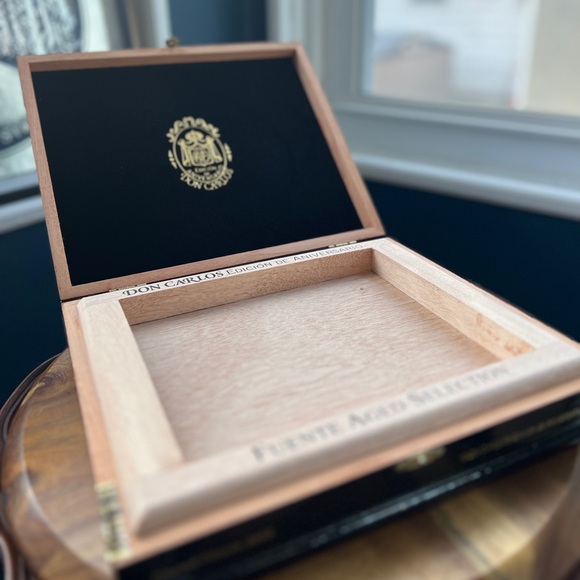 Limited Edition Arturo Fuente/Don Carlos Edicion de Aniversario Cigar Box - Picture 2 of 3